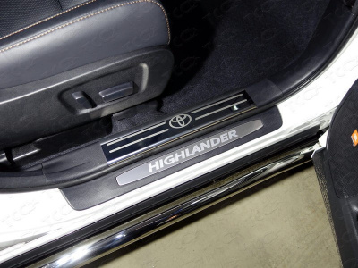 Toyota Highlander (17–) Накладки на пластиковые пороги (лист зеркальный логотип Toyota) 2 шт